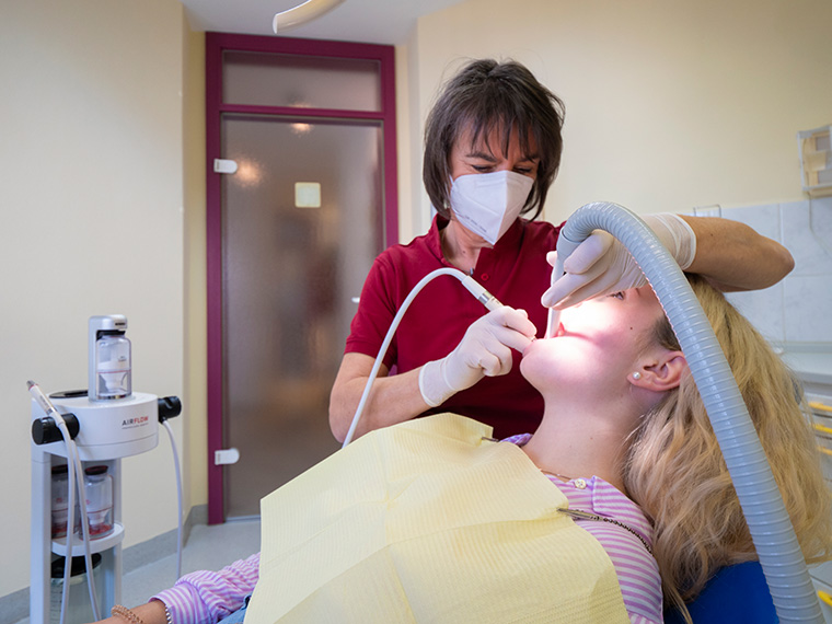 Prophylaxe mit Air-Flow in der Zahnarztpraxis in essenbach
