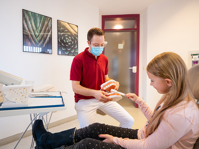 Prophylaxe bei Kindern in der Zahnarztpraxis in Essenbach bei Landshut